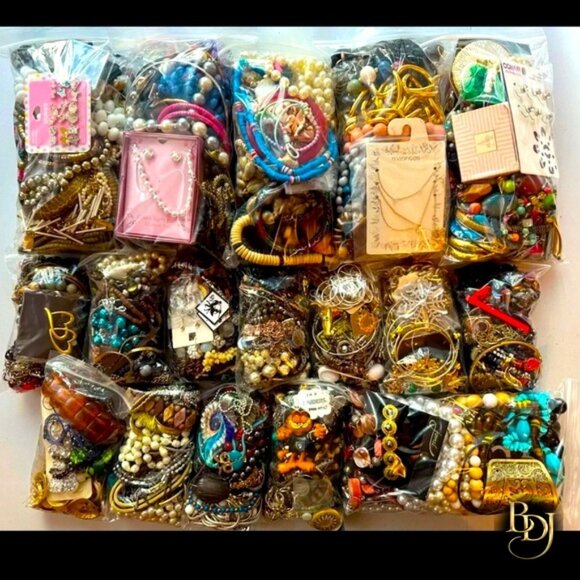 ⚜️ 2 LB Gold & Silver Jewelry Blowout | Vintage, Boho, Glam, Statement ⚜️ - Picture 2 of 15